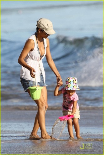  Halle Berry & Nahla Aubry: пляж, пляжный Babes!