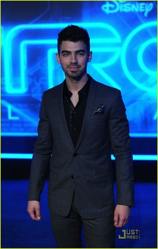  Joe Jonas: Tron Legacy Premiere (December 11)!