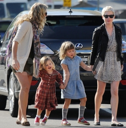  Michelle Williams & Busy Philipps play день with his kids (11.12.2010)