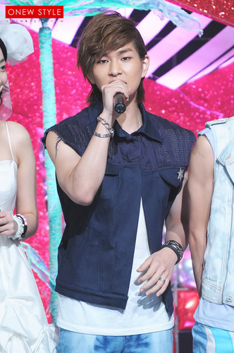 Onew at Music Bank 100806
