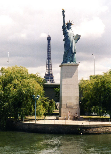  eiffel tower and statue of liberty