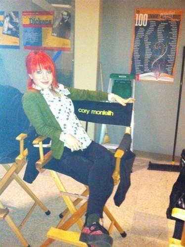  hayley on the set of glee