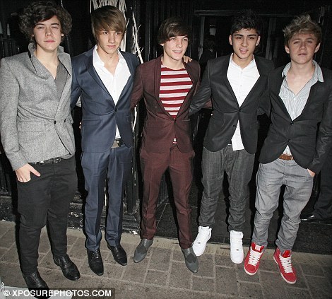 1D At X Factor envolver, abrigo Party Looking Handsome/Smart/Hot In Their suits :) x