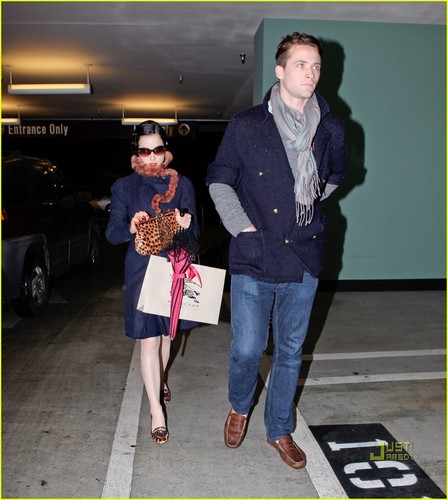  Dita Von Teese: impermeável, burberry Shopping with Louis Marie!