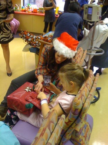  Elizabeth visiting a children's hospital in Louisiana.