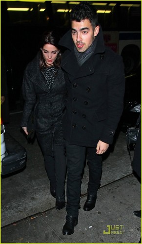  Joe Jonas Abd ashley Greene NYC makan malam tanggal (December 16)
