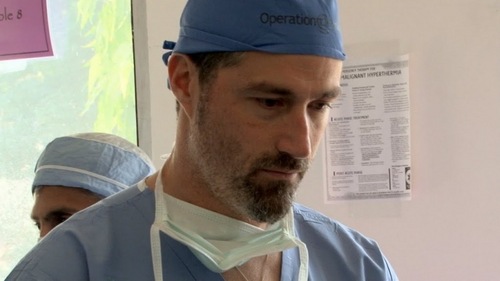  Matthew fox Working with ‘Operation Smile India’ 14.12.2010