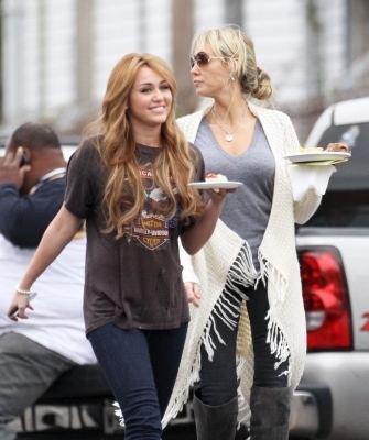  Miley on set "So Undercover"