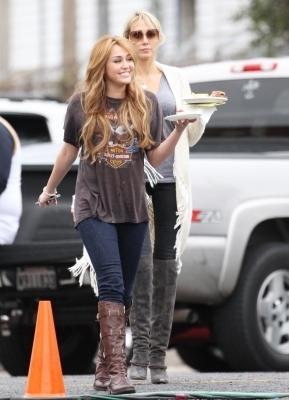  Miley on set "So Undercover"