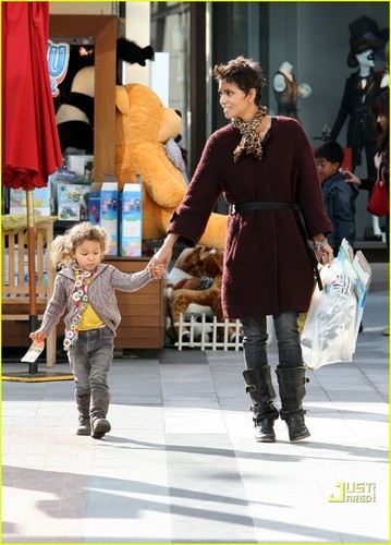  Nahla Aubry: Shopping with Halle Berry!