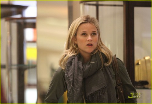  Reese Witherspoon: Thinking About 圣诞节 Presents