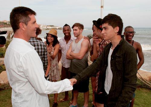  Sizzling Hot Zayn Shaking Hands Wiv His NOW Manager At Judges House (I'm So Proud Of Him) :) x