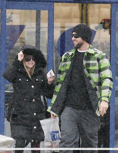  Avril and Brody giáng sinh shopping at Kingston , Ontario!
