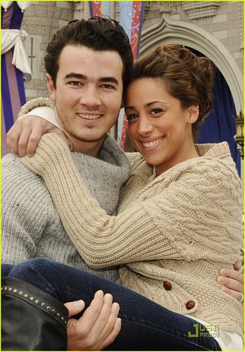  Happy First Anniversary, Kevin & Danielle Jonas!