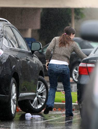  Jen out for lunch with a friend in Brentwood 12/18/10
