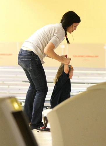  Jennifer Garner: Bowling with tolet, violet & Seraphina!