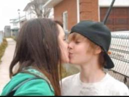  Justin Bieber baciare