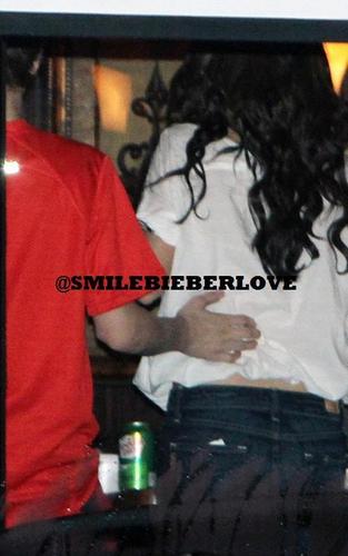  Justin and Selena on his tour buss ;)