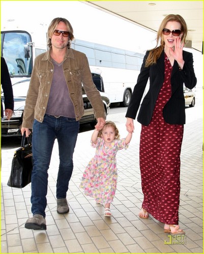  Nicole Kidman & Keith Urban: Sydney Airport with Sunday!