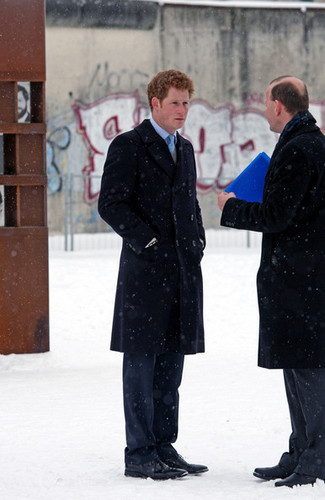 Prince Harry Visits the Bernauer Strasse dinding Memorial