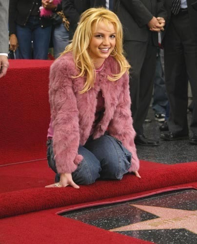  Reciving her estrella on the Hollywood Walk of Fame-November 2003