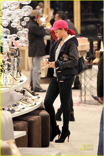  리한나 goes shoe shopping at Saks Fifth Avenue on Tuesday (December 21) in Beverly Hills, Calif.Rea