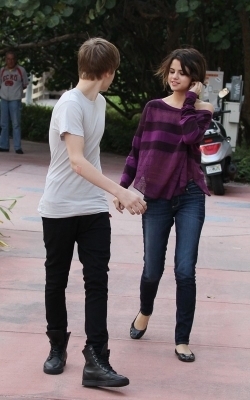  Selena & Justin out in Miami 바닷가, 비치