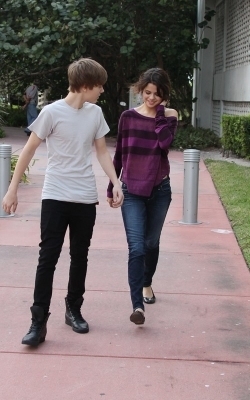  Selena & Justin out in Miami 海滩