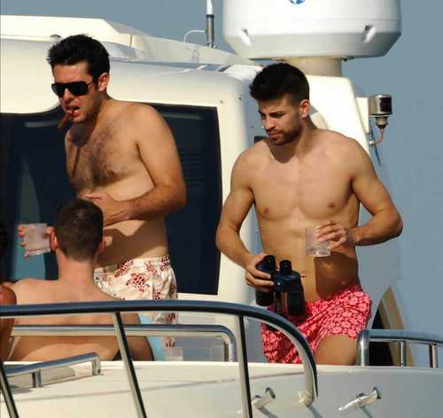  piqué holiday with men
