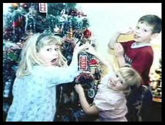 Avril , Michelle , and Matt Lavigne around a Christmas tree <3