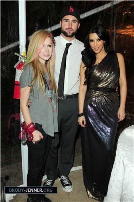  Avril spends 圣诞节 eve with Kim Kardashian