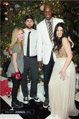  Avril spends Weihnachten eve with Kim Kardashian