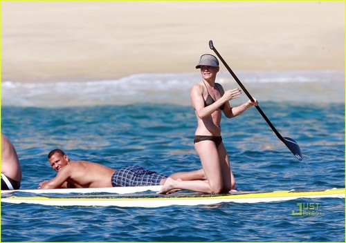  Cameron Diaz: Paddle Surfing in Mexico!