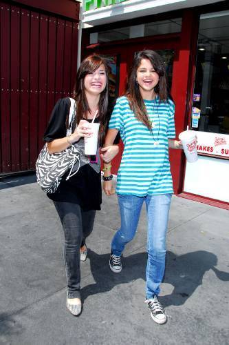  Demi&Selena litrato