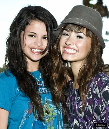  Demi&Selena litrato