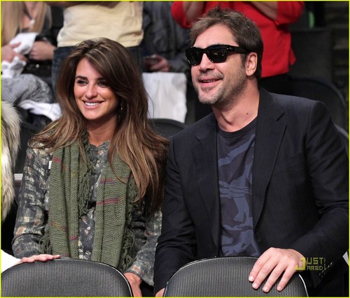  Javier Bardem: Lakers Game with Pregnant Penelope!