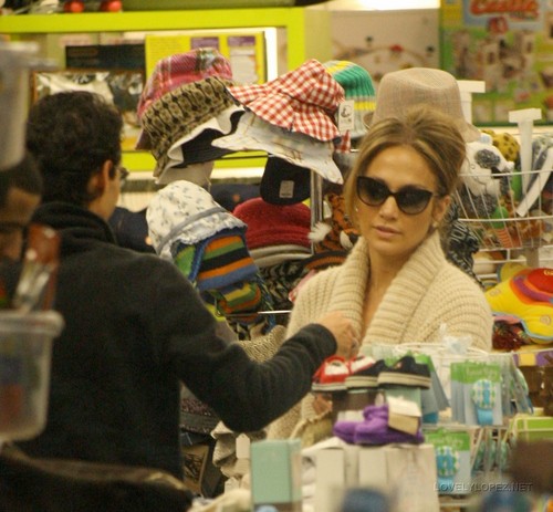 Jennifer & Marc Shopping at Kitson Kids 12/22/10