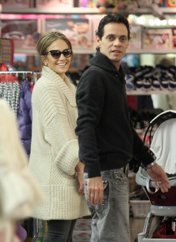  Jennifer & Marc Shopping at Kitson Kids 12/22/10