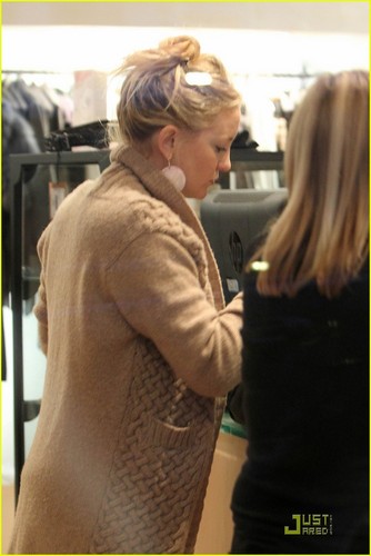  Kate Hudson: Boutique Bargain Shopping