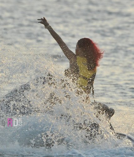  On a strand in Barbados with her brother and vrienden - December 27, 2010