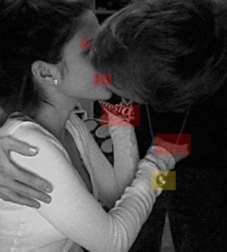 Proof that the pic of Selena & Justin kissing is FAKE!!