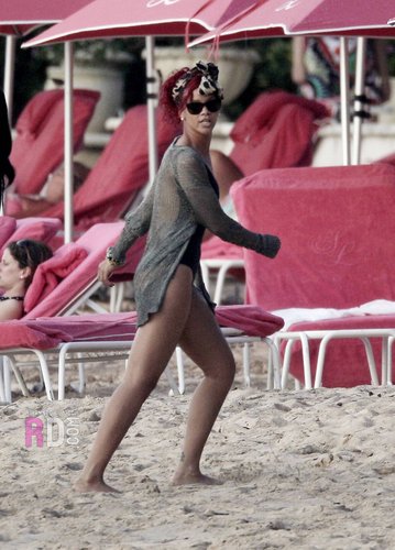  Rihanna on the spiaggia in Barbados - December 26, 2010