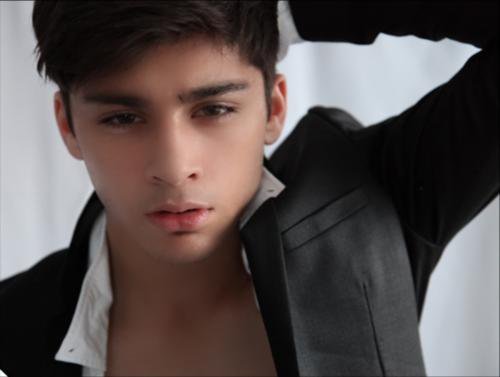 Sizzling Hot Zayn Doing A Phootshot (He Owns My Heart & Always Will) Those Spakling Coco Eyes :) x