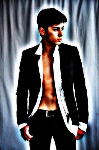  Sizzling Hot Zayn Doing A Phootshot (He Owns My jantung & Always Will) Those Spakling Coco Eyes :) x