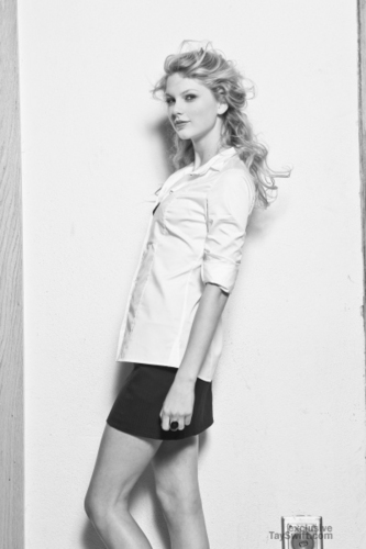 Taylor Swift - Photoshoot #059: Women's Health (2008)