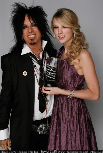  Taylor تیز رو, سوئفٹ - Photoshoot #060: Young Hollywood Awards portraits (2008)