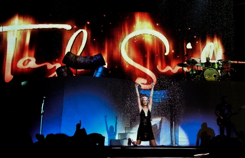  Taylor быстрый, стремительный, свифт - Photoshoot #101: Fearless Tour (2009)