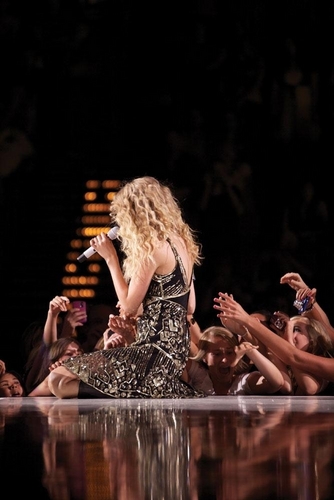  Taylor সত্বর - Photoshoot #101: Fearless Tour (2009)