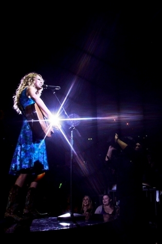  Taylor mwepesi, teleka - Photoshoot #101: Fearless Tour (2009)