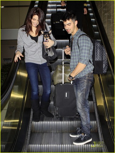  Ashley Greene & Joe Jonas: California Couple (December 29) !!!